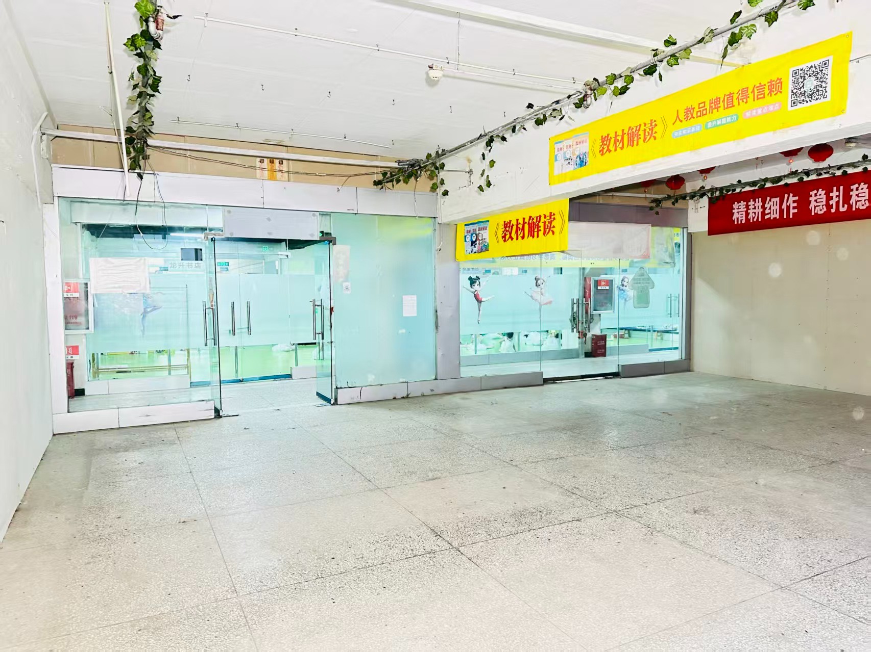 玉溪西街提供写字楼、商铺、展示空间、直播间等多种面积选择，满足企业办公、研发、展示、运营等多元需求。